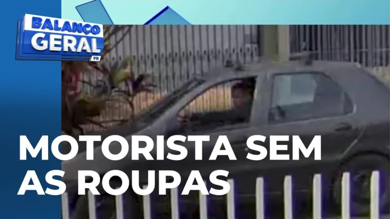 Homem sem roupas dirige pelo centro e oferece dinheiro à criança