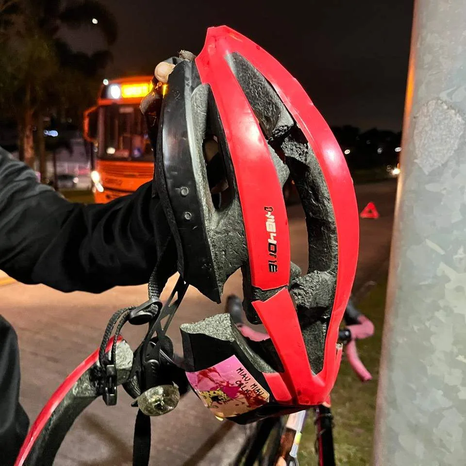 Capacete de ciclista ficou destruído, mas salvou a vida do jovem