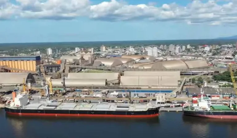 A vista do porto de Paranaguá exibe navios enormes