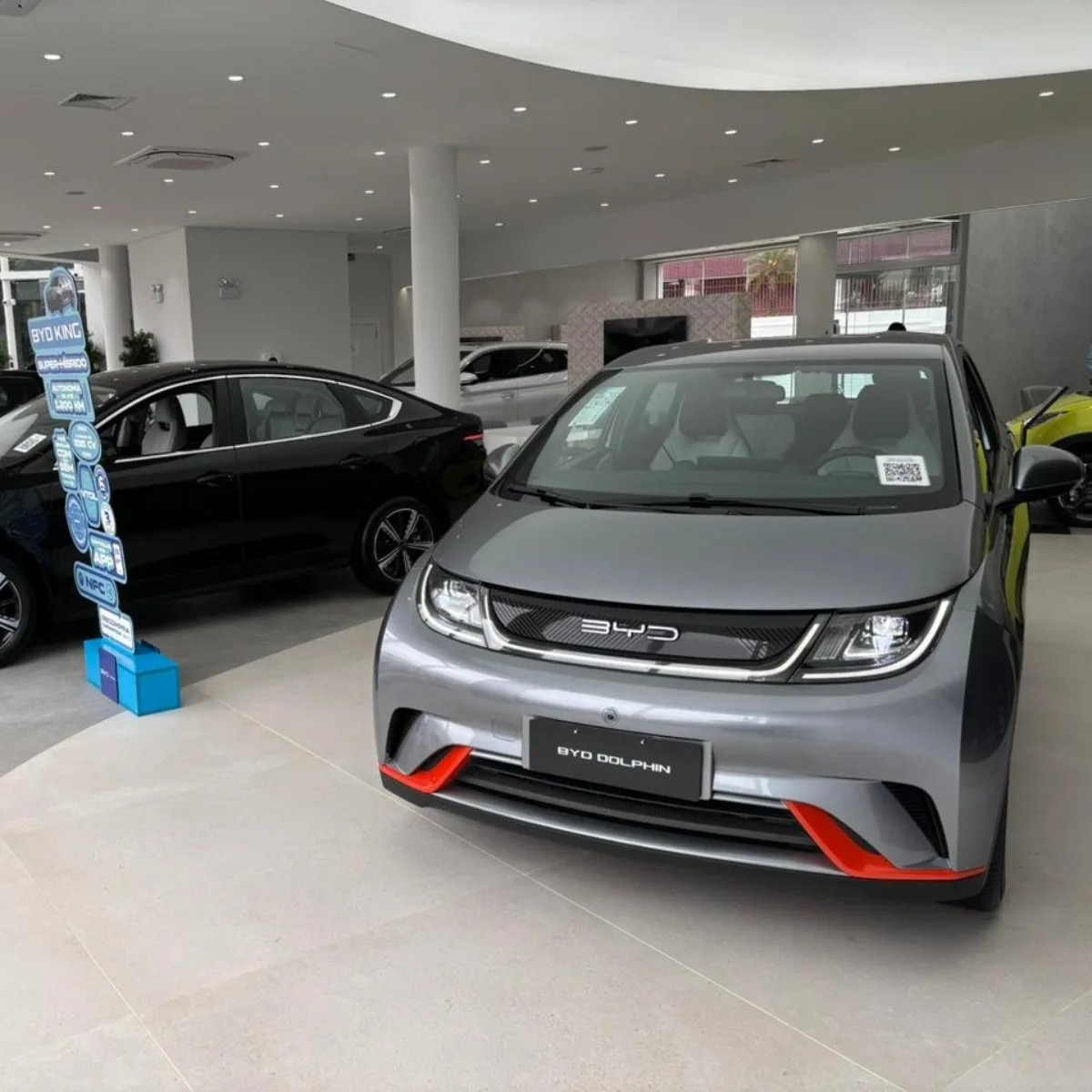 O Grupo Servopa inaugurou na quarta-feira (4) sua terceira concessionária da marca BYD em Curitiba. Agora, o grupo conta com oito lojas no Paraná, com presença também nas cidades de Cascavel, Londrina, Maringá, Ponta Grossa e São José dos Pinhais. A nova loja está localizada na rua João Bettega, no bairro Portão.