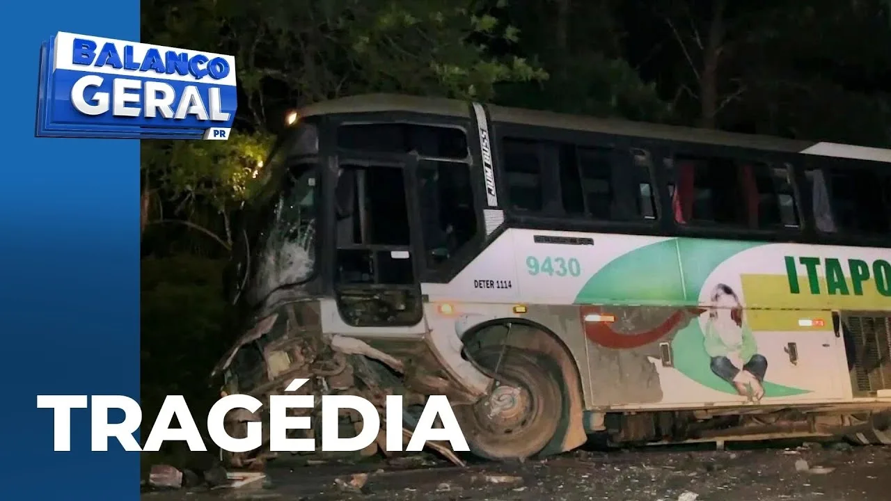 Motorista e criança de 8 anos morrem em acidente; carro bateu de frente com ônibus em Curitiba