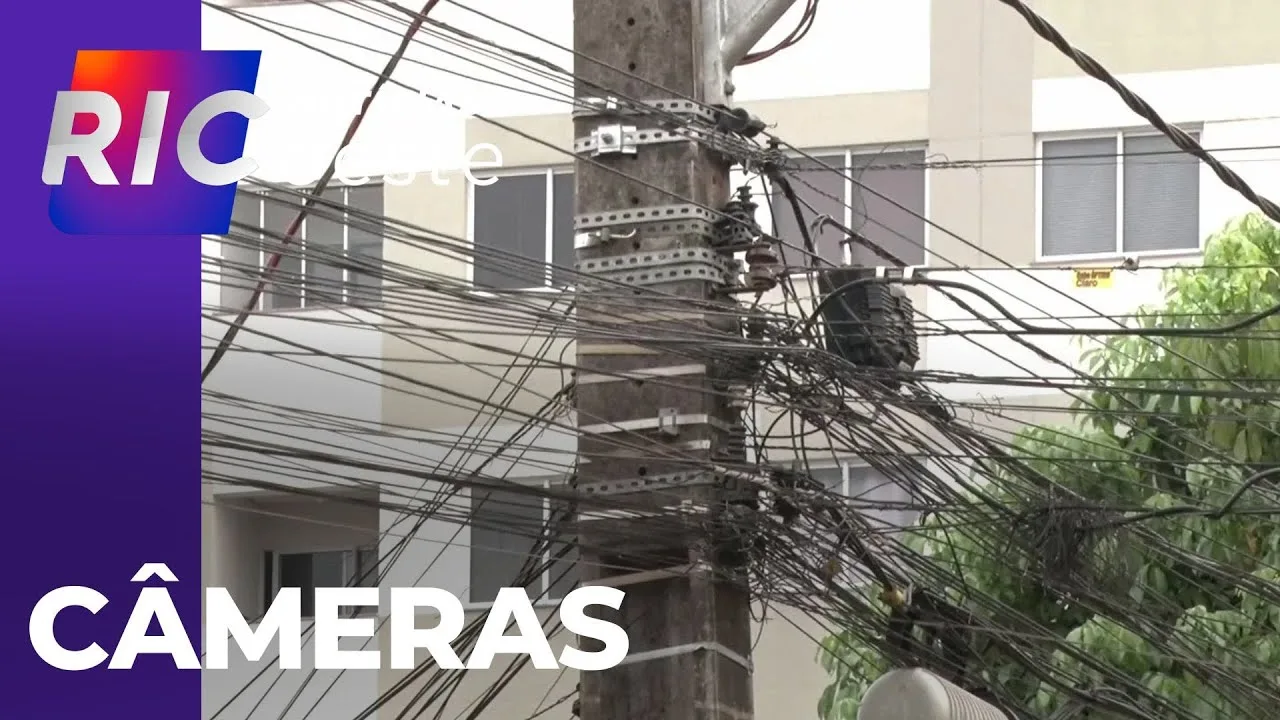 Bandidos instalam câmeras de segurança em poste, para monitorar a polícia