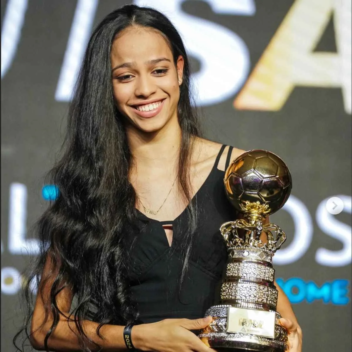 Paranaense ganha troféu de melhor jogadora jovem de futsal do mundo