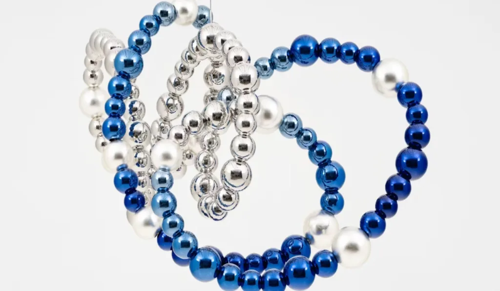 Escultura do signo virgem, azul e prata exposta no MON 