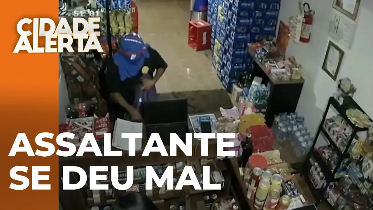 Assaltante de loja de conveniência em fuga é baleado enquanto pulava telhados e muros