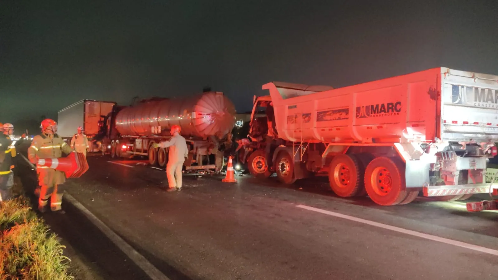 Dois motoristas se ferem em acidente entre três caminhões no Paraná