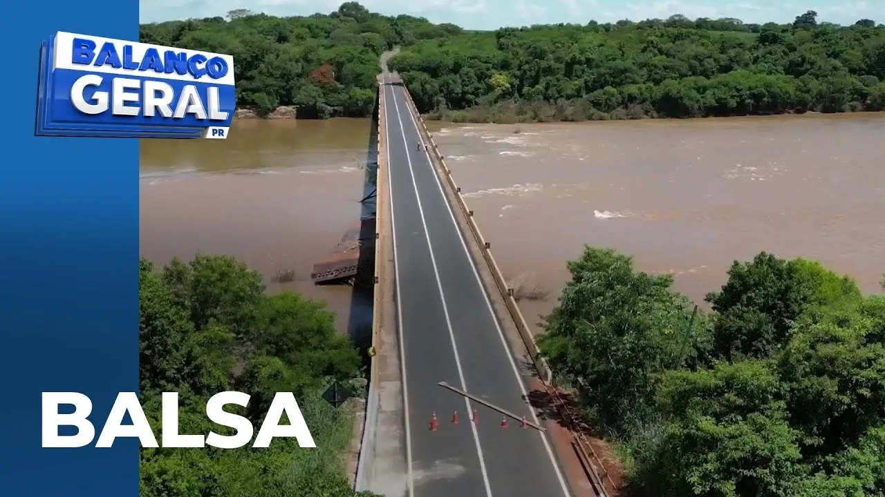 Balsa, que foi arrastada e bateu contra ponte na PR-317, ainda não foi removida