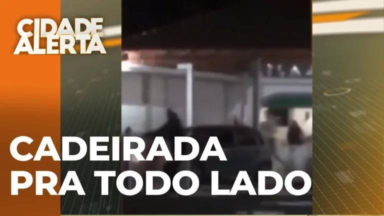 Voou cadeira pra todo lado em festa de 15 anos