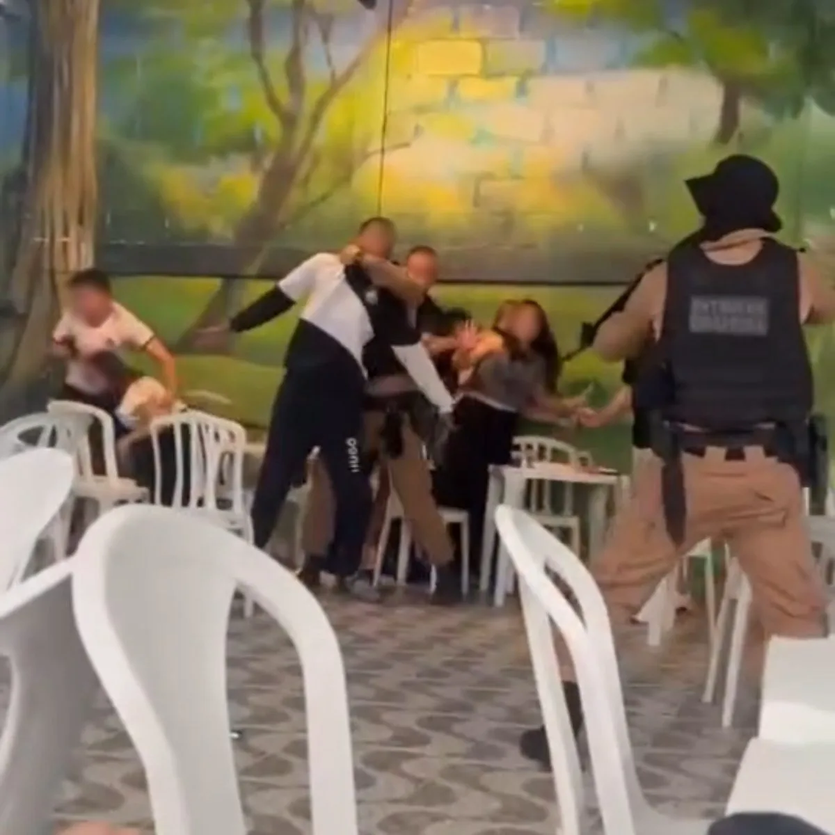 Suspeito armado com fuzil invade festa de aniversário