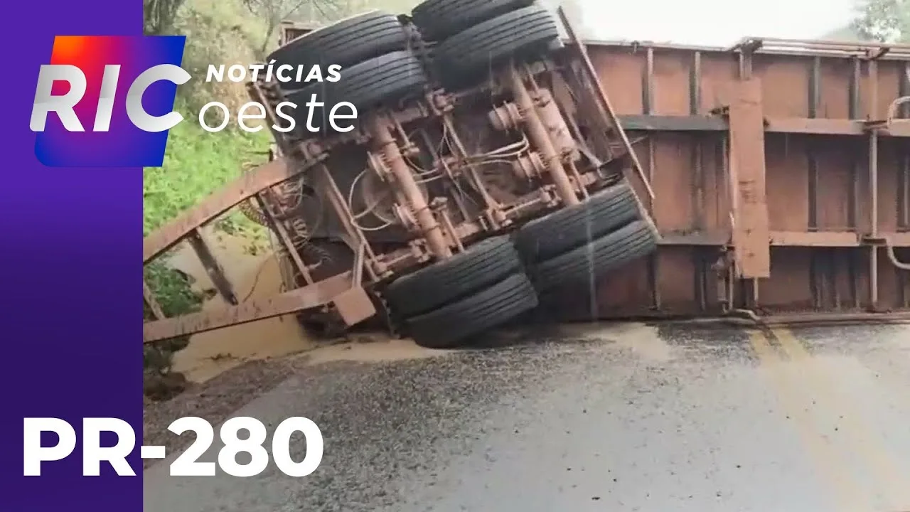 Trânsito: caminhão tomba e interdita a PR-280, na região de Renascença