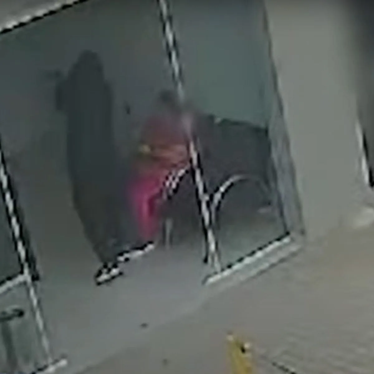 Homem invade consultório do namorado da ex e dispara arma de fogo