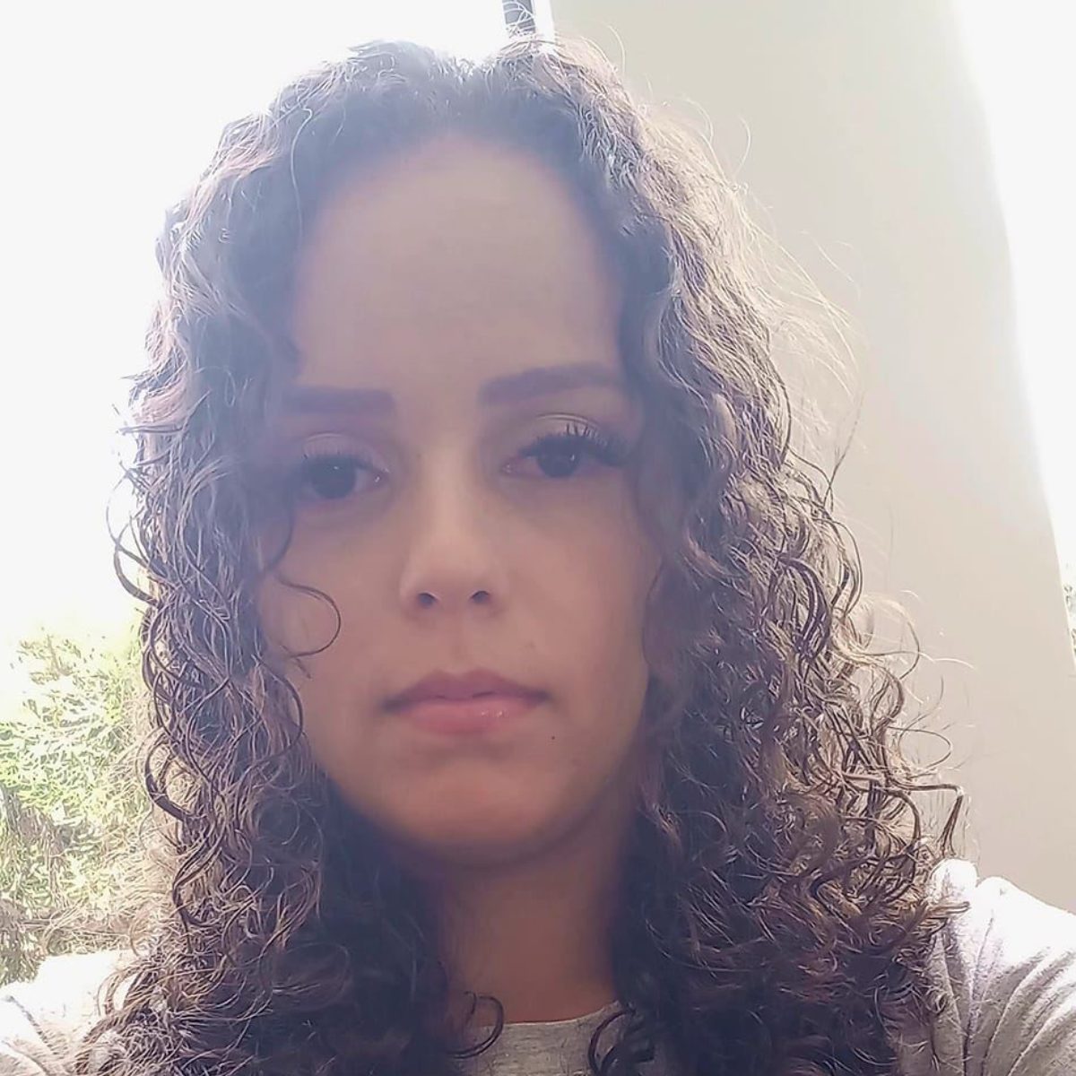 Mulher encontrada morta após ligação de filho estava com fio enrolado no pescoço