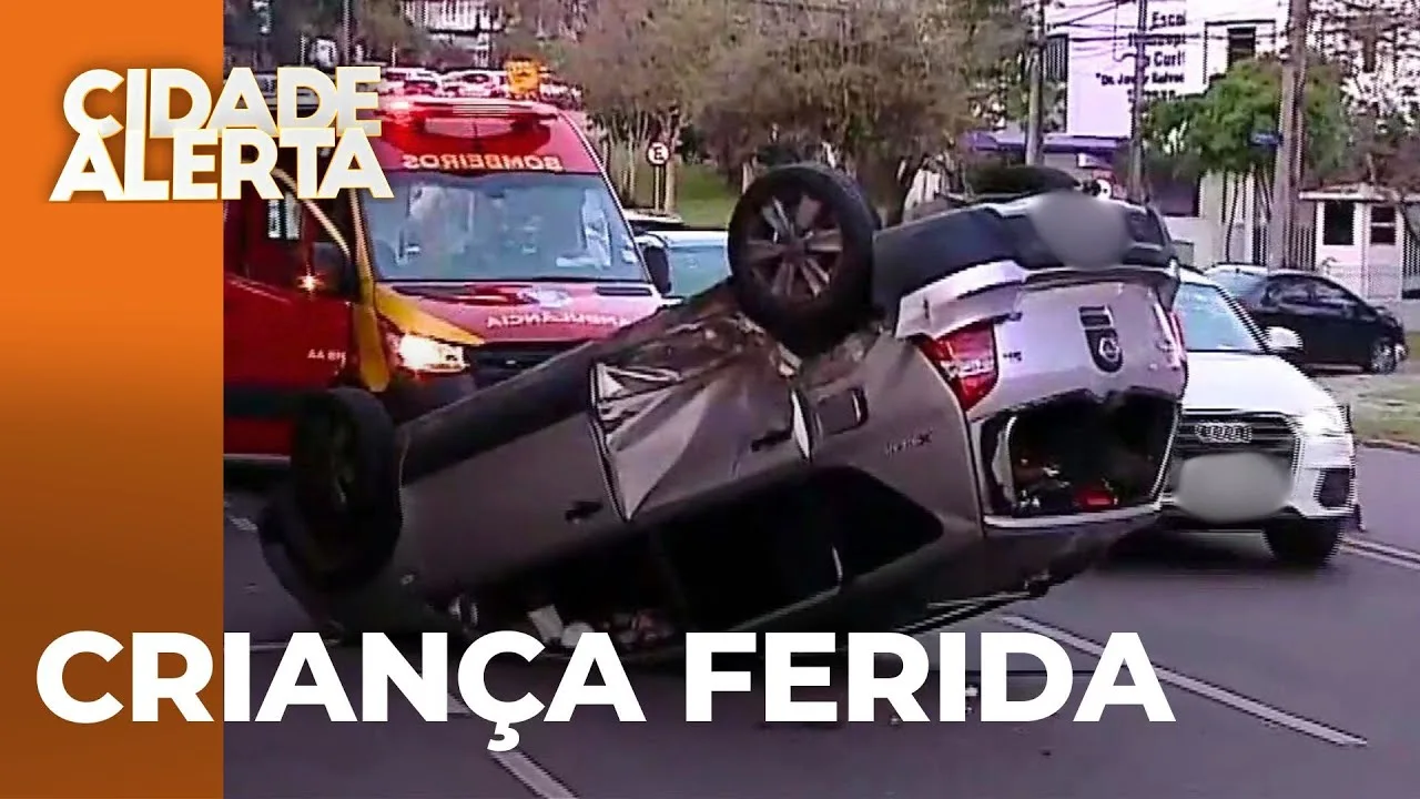 Acidente grave: carro fura preferencial, capota e criança fica ferida, em Curitiba