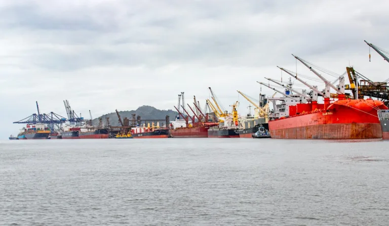 Navios no Porto de Paranaguá