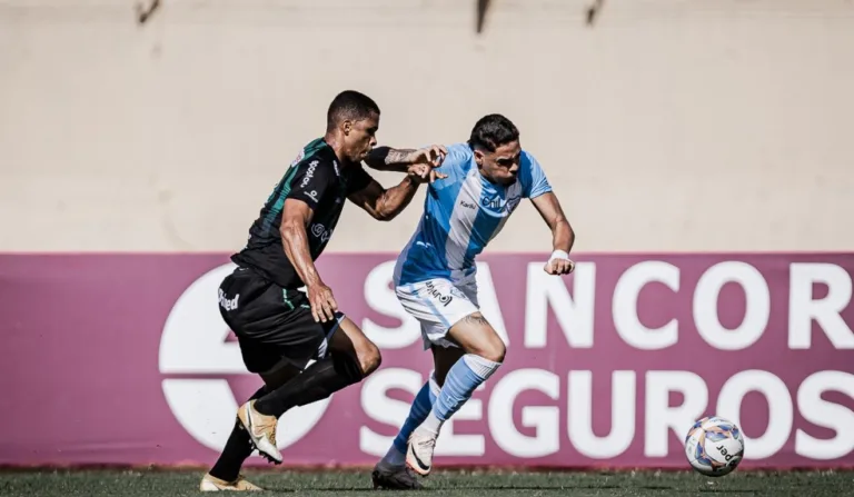 jogador do londrina disputando bola com o jogador do maringá