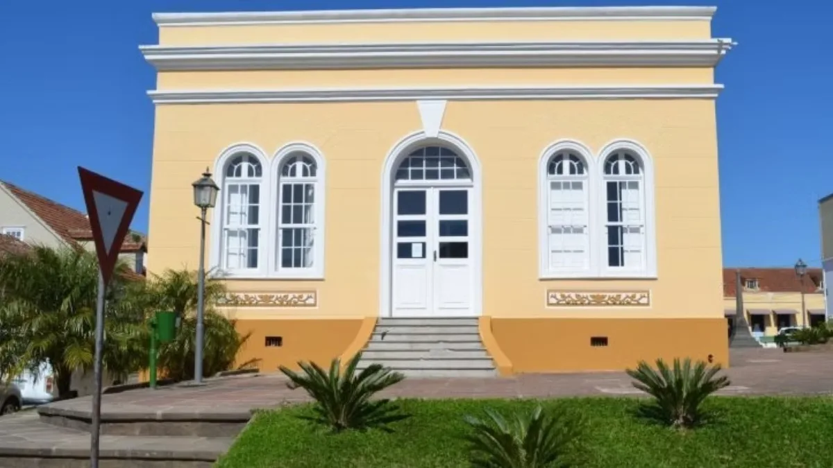 A Prefeitura da Lapa, na Região Metropolitana de Curitiba, abriu um concurso público para preencher 12 vagas efetivas, além de formar cadastro de reserva, para 34 cargos. O certame é aberto a candidatos com os níveis fundamental, médio ou técnico e superior, de acordo com o cargo em disputa. As inscrições foram abertas nesta segunda-feira (6) e se encerram em 6 de fevereiro, por valores entre R$ 50 e R$ 150.