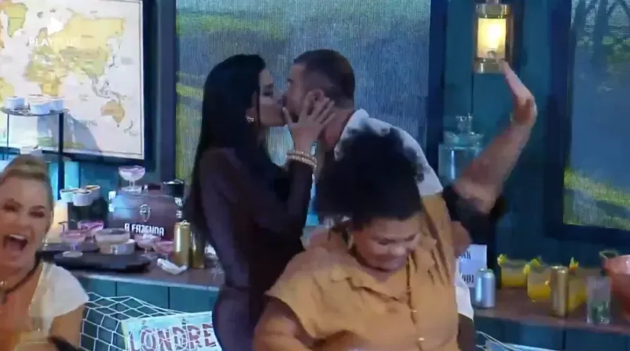 Nêssa e Sidney deram selinho (Imagem: Reprodução / PlayPlus)