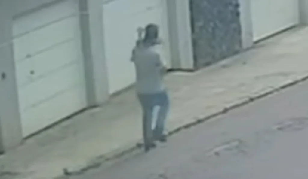 Homem carregando criança no colo