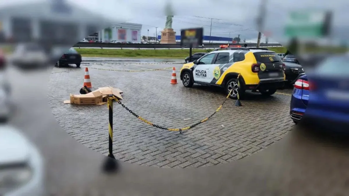 Homem é encontrado morto em frente a loja na Grande Curitiba