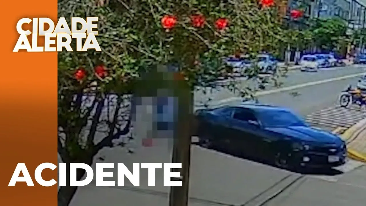 Motociclista tenta "ultrapassar' camaro e acaba se acidentando