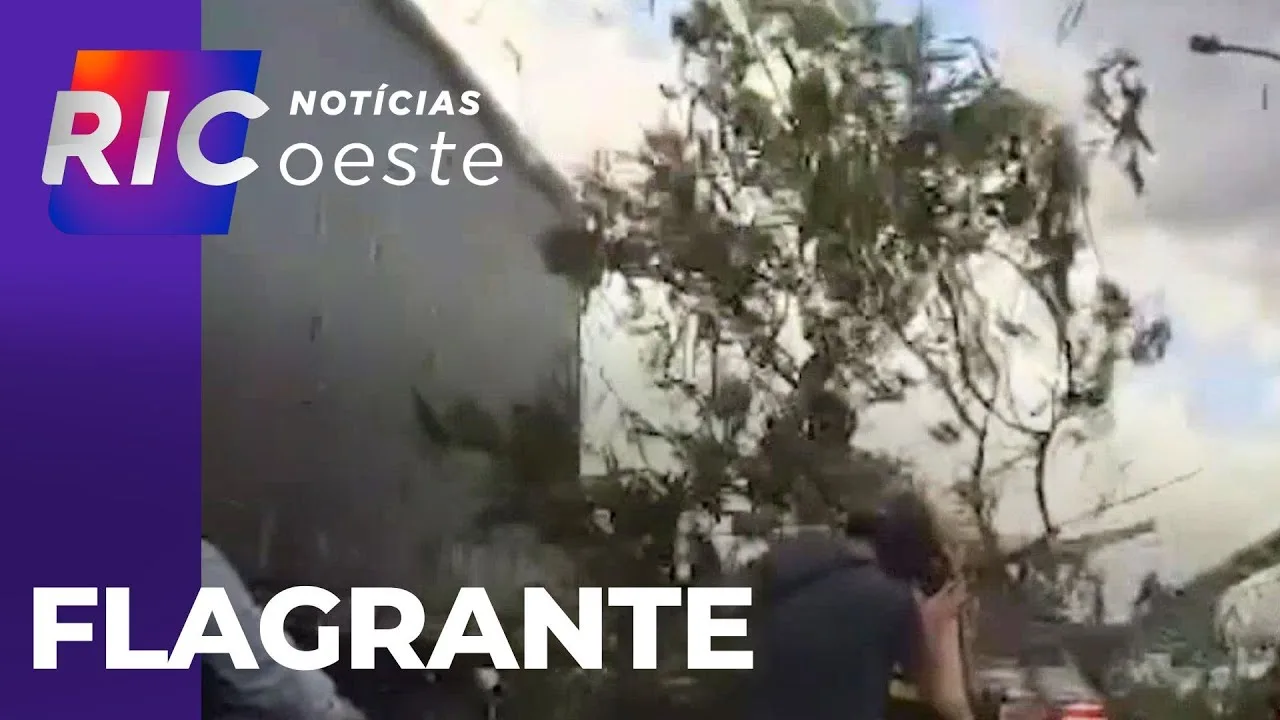 Flagrante: galho de árvore cai sobre moto na ponte da amizade e câmera filma tudo