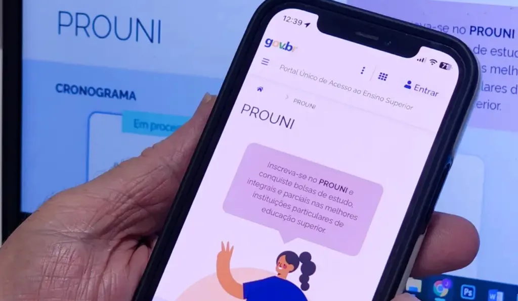 A foto demonstra o portal do Prouni e a inscrição.