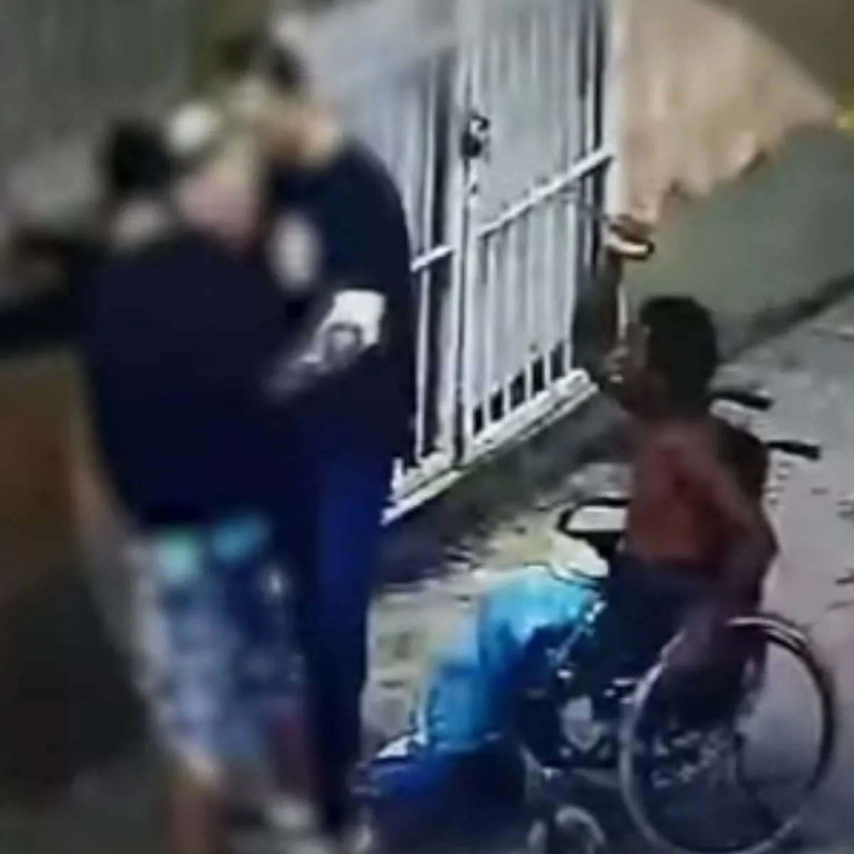 Cadeirante esfaqueia policial nas costas durante abordagem; veja o vídeo