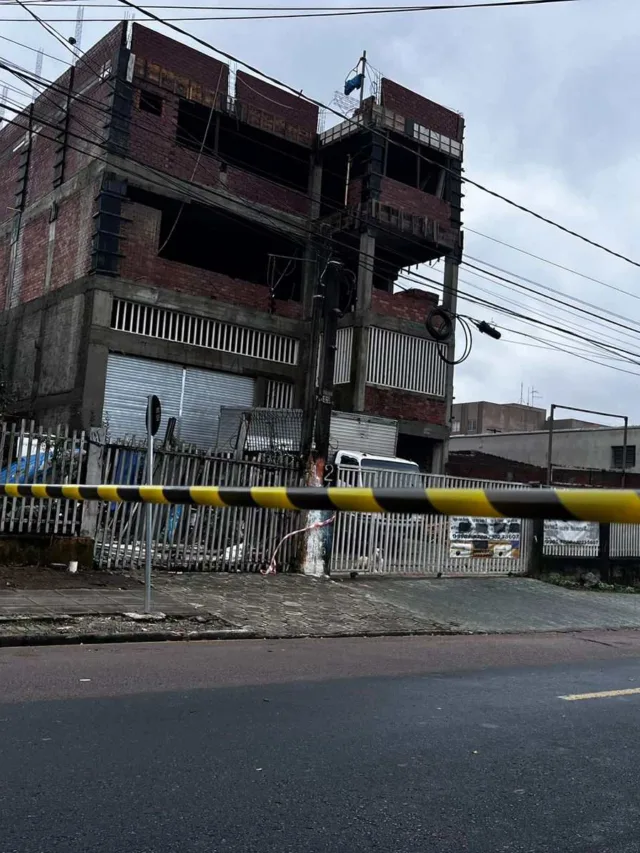 Um empreiteiro morreu após ser atingido por uma desabamento em uma obra no bairro Capão Raso, no início da manhã desta segunda-feira (16). De acordo com as primeira informações da Polícia Militar do Paraná (PMPR) a vítima, um homem de 55 anos, foi até o local para vistoriar a construção de um edifício de pequeno porte, quando parte da construção desabou.