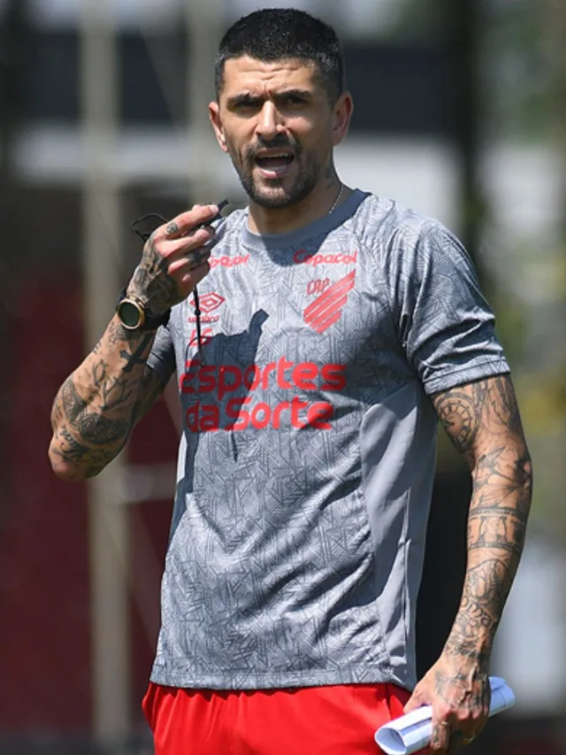 Lucho González comanda treino antes de Racing x Athletico, pela Copa Sul-Americana