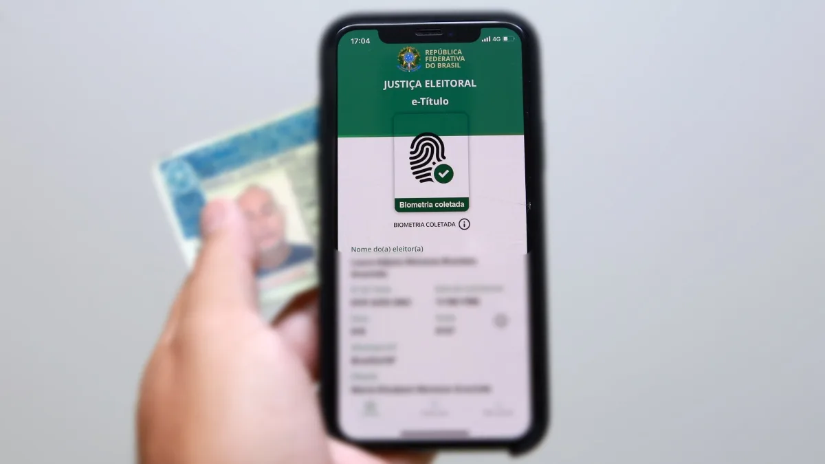 Eleitores que estiveram fora de seu domicílio eleitoral no primeiro turno das Eleições 2024, neste domingo (6), devem justificar sua ausência para não sofrer punições. A justificativa eleitoral pode ser feita via aplicativo e-Título (disponível para download para as plataformas Android e iOS) ou pessoalmente, com a apresentação do formulário específico nas sessões e cartórios eleitorais, durante o horário da votação, das 8h às 17h.