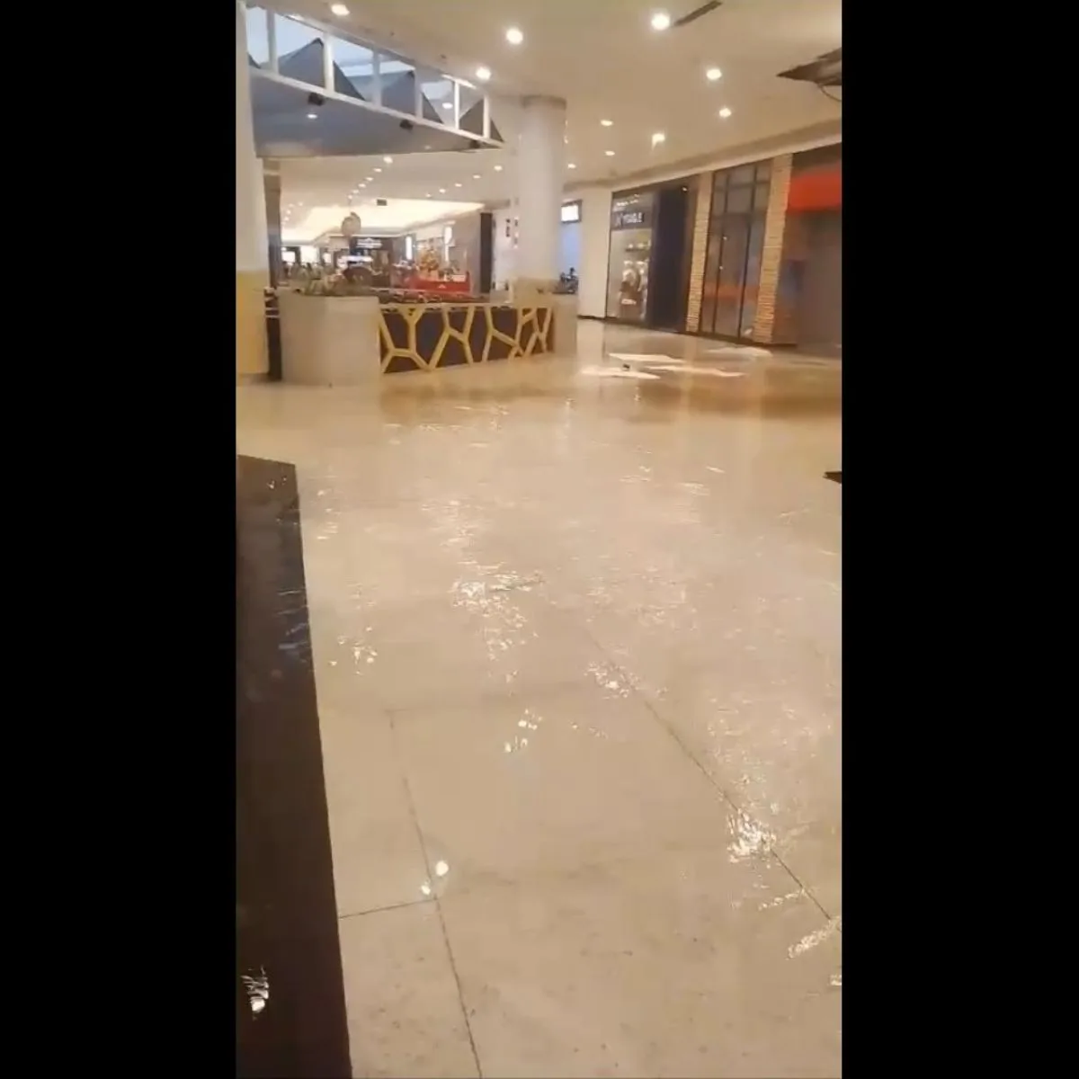 Alagamento em shopping de Londrina é destaque no RIC Notícias Noite