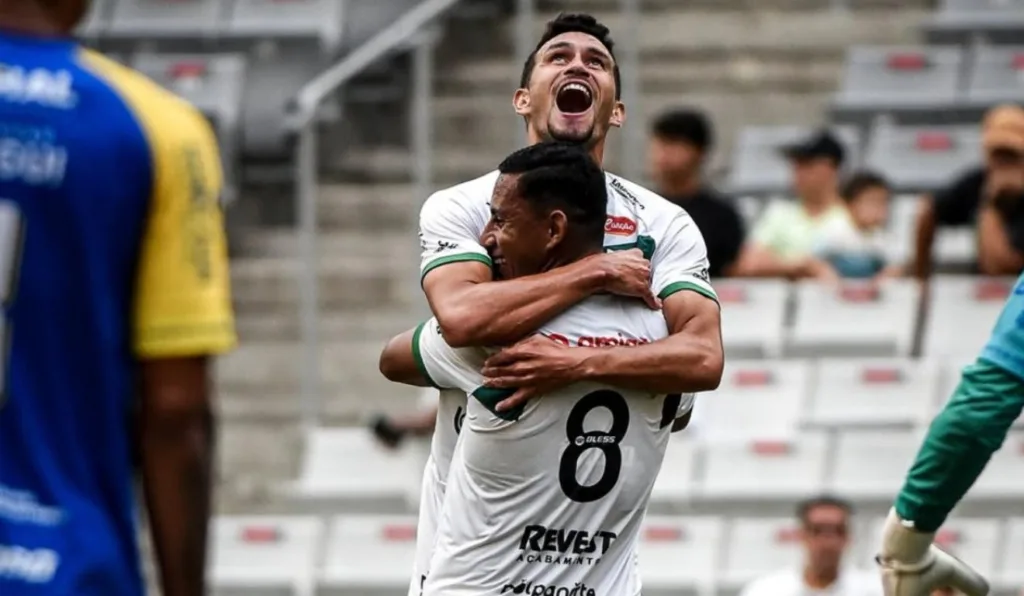 jogadores do maringá comemorando um gol