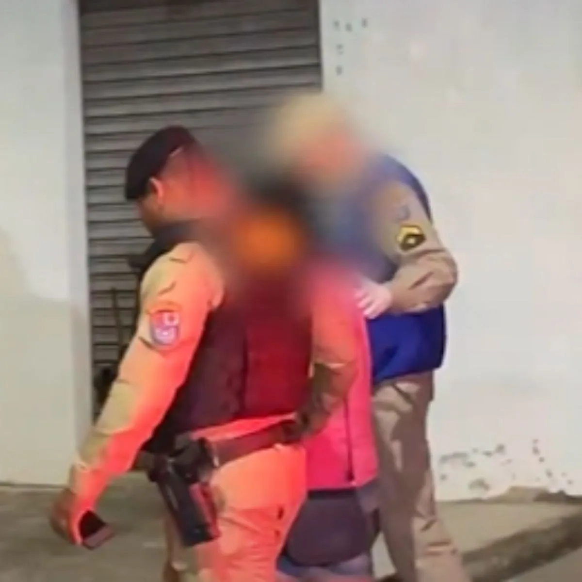 Por mais que tenha sido atropelada, a mulher conseguiu caminhar até a ambulância (Foto: RICtv)