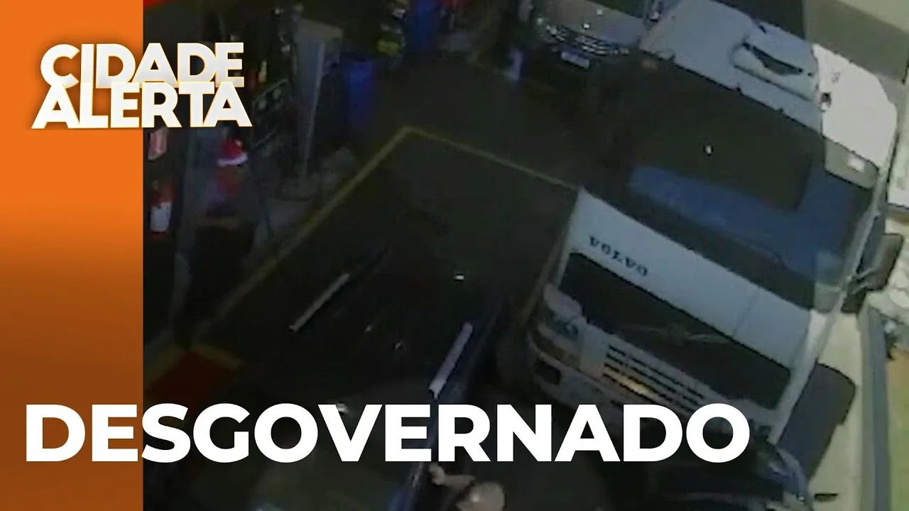Caminhão desgovernado invade posto de combustível e arrasta veículos; imagens mostram o acidente