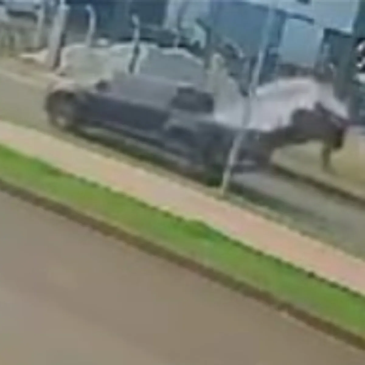 Um vídeo que mostra um carro capotando aparentemente sem nenhum motivo, em Laranjeiras do Sul, na região central do Paraná, viralizou nesta terça-feira (26). Nas imagens registradas por uma câmera de segurança, é possível ver que uma carreta carregada com toras de madeira passa pela avenida Santos Dumont, uma das principais da cidade, seguida por uma caminhonete preta, que para na pista após perceber algo errado acontecendo. Em seguida, um Fiat Uno que estava estacionado é levantado pela traseira e capota misteriosamente.