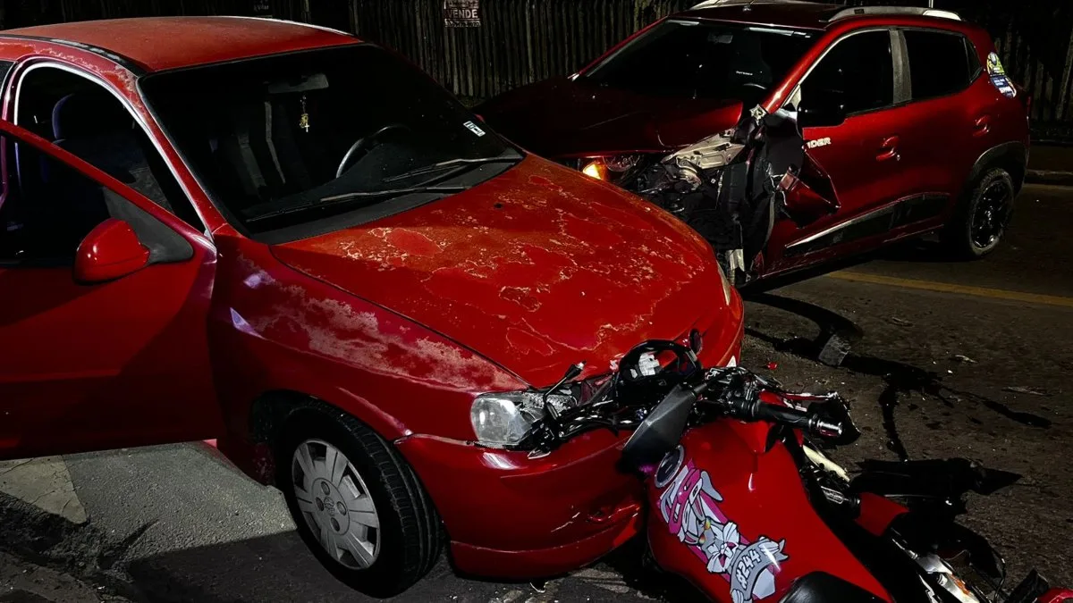 Uma motorista com sinais de embriaguez causou um grave acidente em Piraquara, na Região Metropolitana de Curitiba, na noite de sábado (28). De acordo com testemunhas, ela teria perdido o controle do carro e invadido a contramão, atingindo uma moto que foi então arremessada contra outro carro. Após as colisões, a condutora da moto, uma jovem de 27 anos, foi socorrida e levada em estado gravíssimo para o hospital.