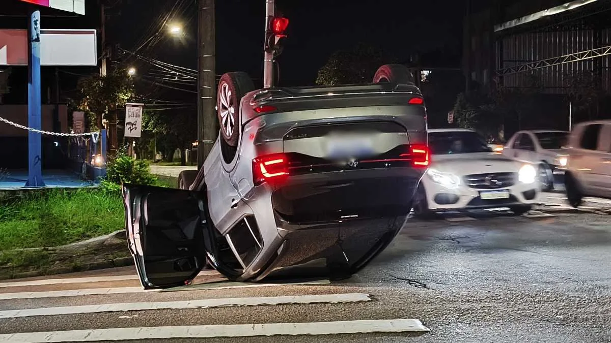 Acidente com capotamento no Boa Vista aconteceu em cruzamento com semáforo