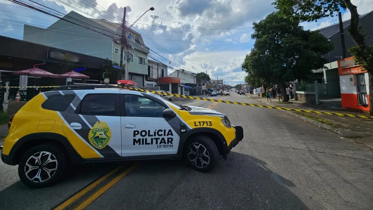 Um ex-policial militar de 33 anos foi morto a tiros no momento em que chegava à sua casa no bairro Sítio Cercado, em Curitiba, na tarde deste domingo (5). Conforme testemunhas, ele foi surpreendido por dois homens, que chegaram atirando. Os criminosos, ainda de acordo com quem testemunhou a execução, usavam coletes balísticos e tudo indica que já monitoravam a vítima antes da emboscada.