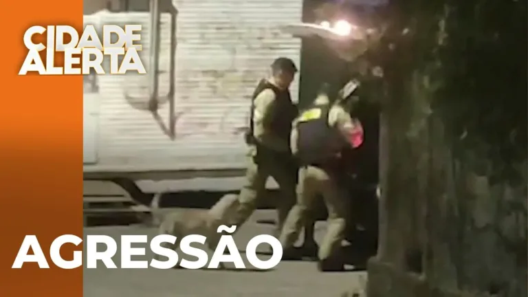 Policiais agridem suspeito enquanto colocavam este no camburão da viatura
