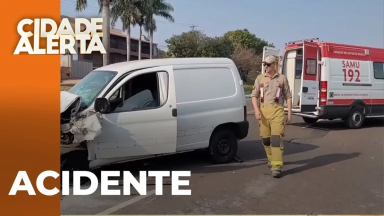 Três carros se envolvem em batida na entrada de Ibiporã