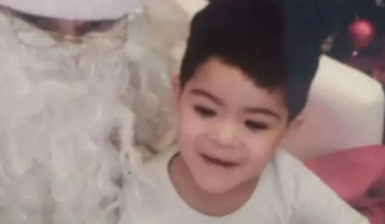 A mãe acionou as autoridades e o corpo foi encontrado minuto depois