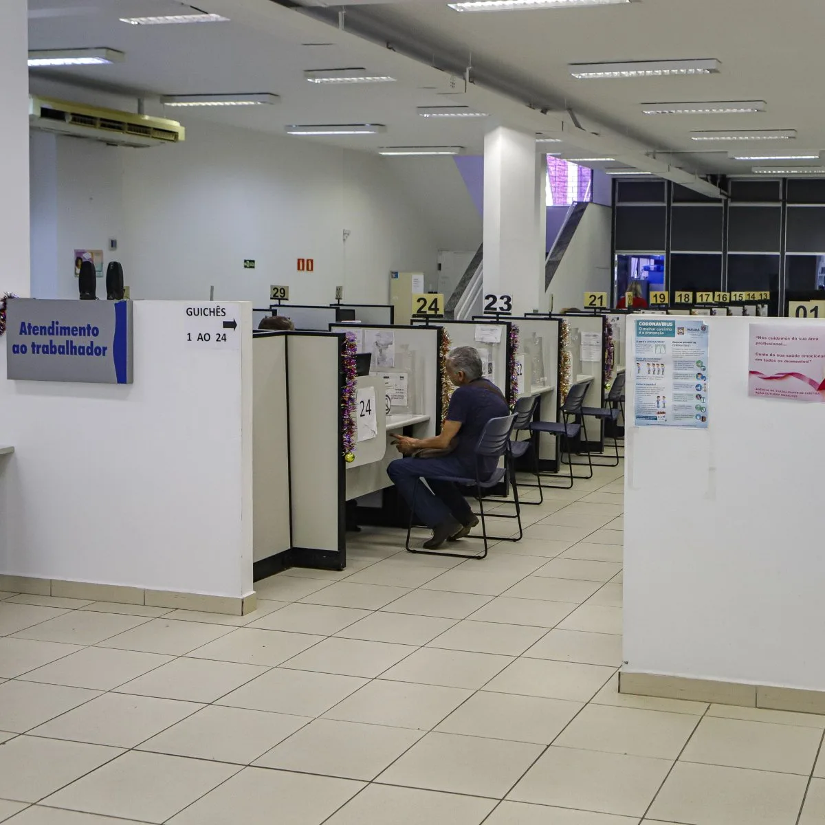 As Agências do Trabalhador do Paraná ofertam nesta semana mais de 21 mil vagas de emprego em todas as regiões do estado. Conforme a Secretaria Estadual de Trabalho, Qualificação e Renda, são 21.725 postos de trabalho abertos, com destaque para a função de alimentador de linha de produção, com 5.305 oportunidades. Em seguida aparecem as vagas de operador de caixa, com 1.006 vagas; faxineiro, com 925; e abatedor, com 713 oportunidades.