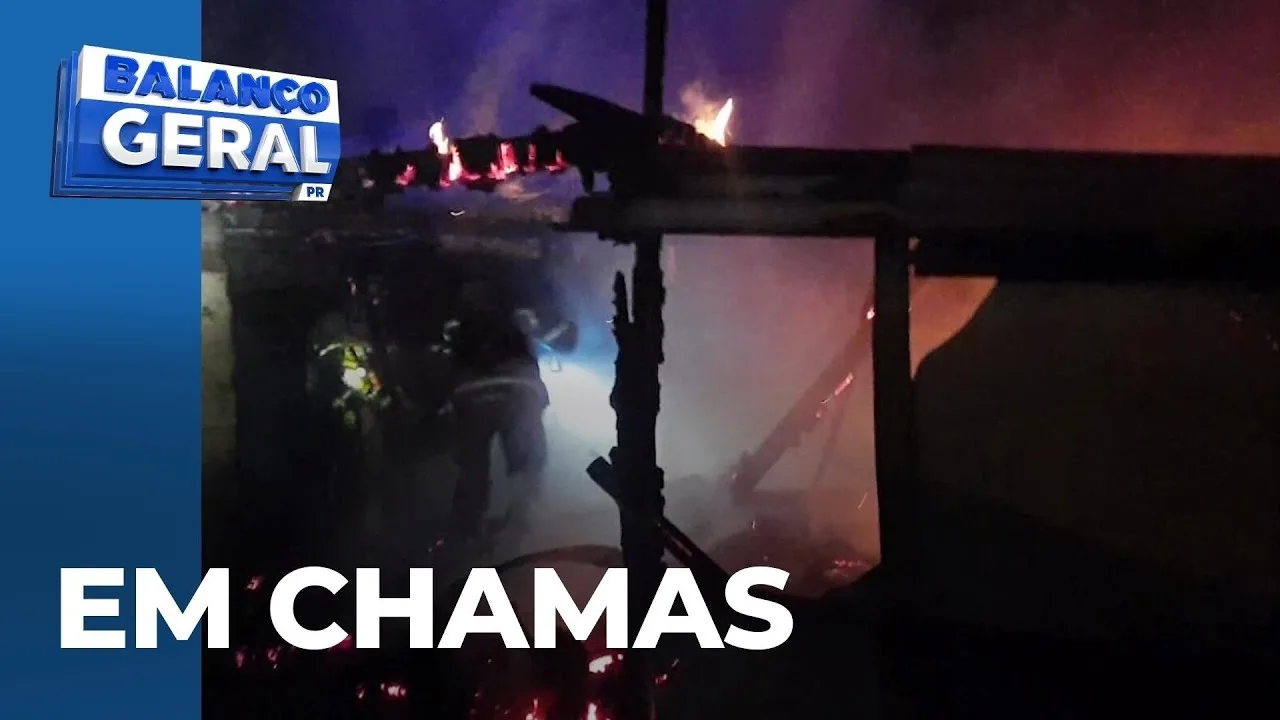 Incêndio de grandes proporções destrói casa de madeira em Maringá; imóvel servia como depósito