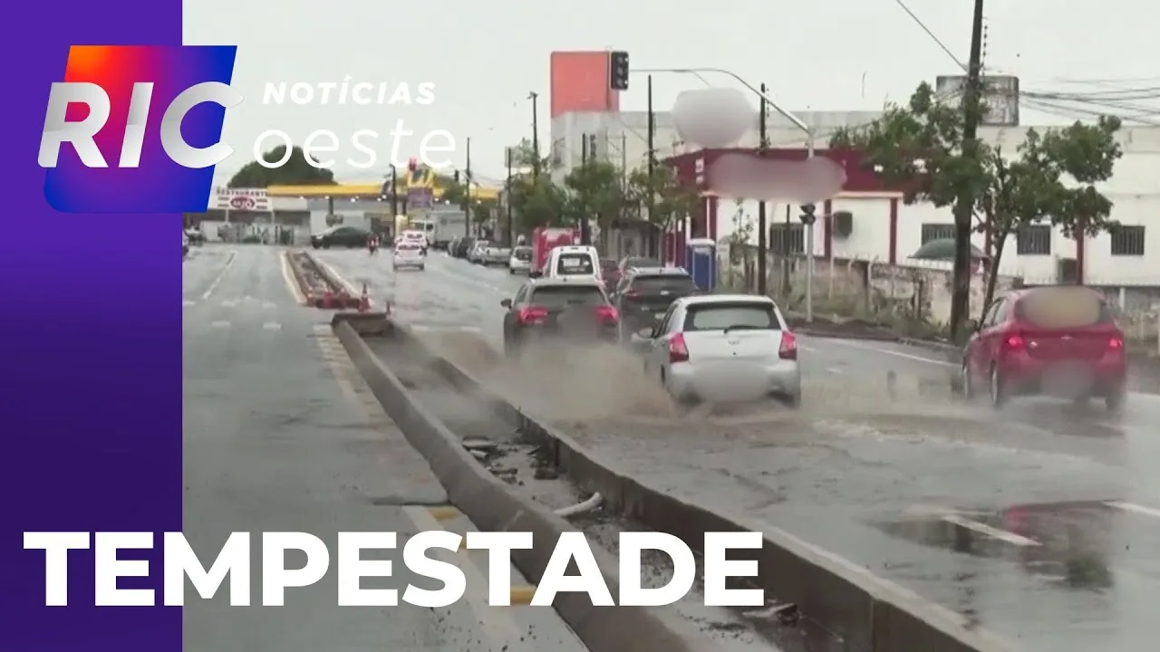 Tempestade: ainda em obras, avenida Carlos Gomes não "suporta" a chuva e alaga