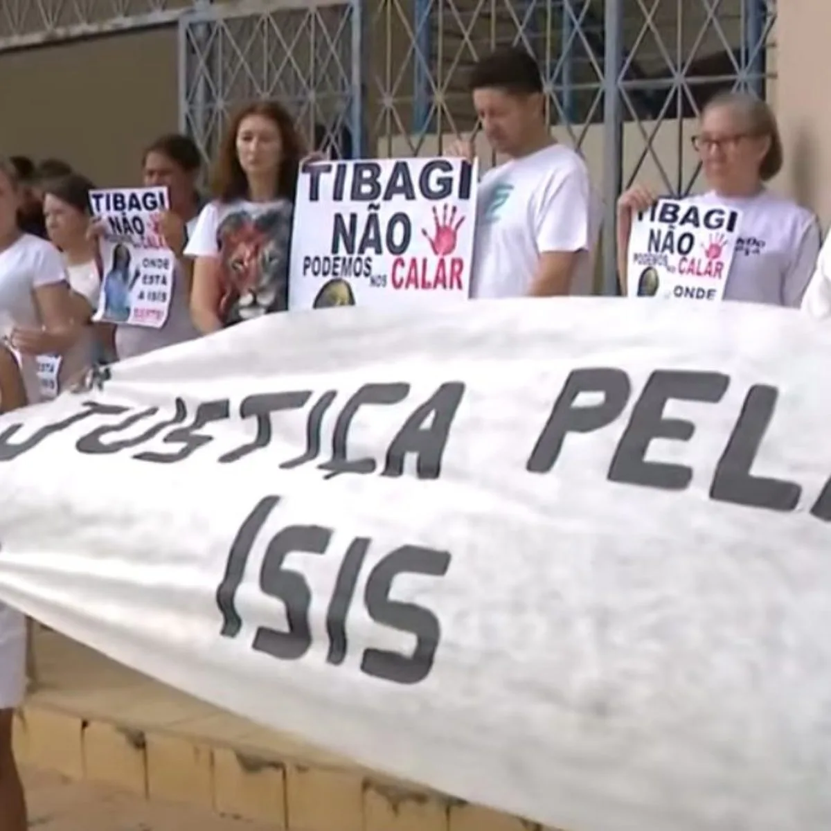 Família e amigos de Ísis protestam em frente ao Fórum: “Não podemos nos calar”