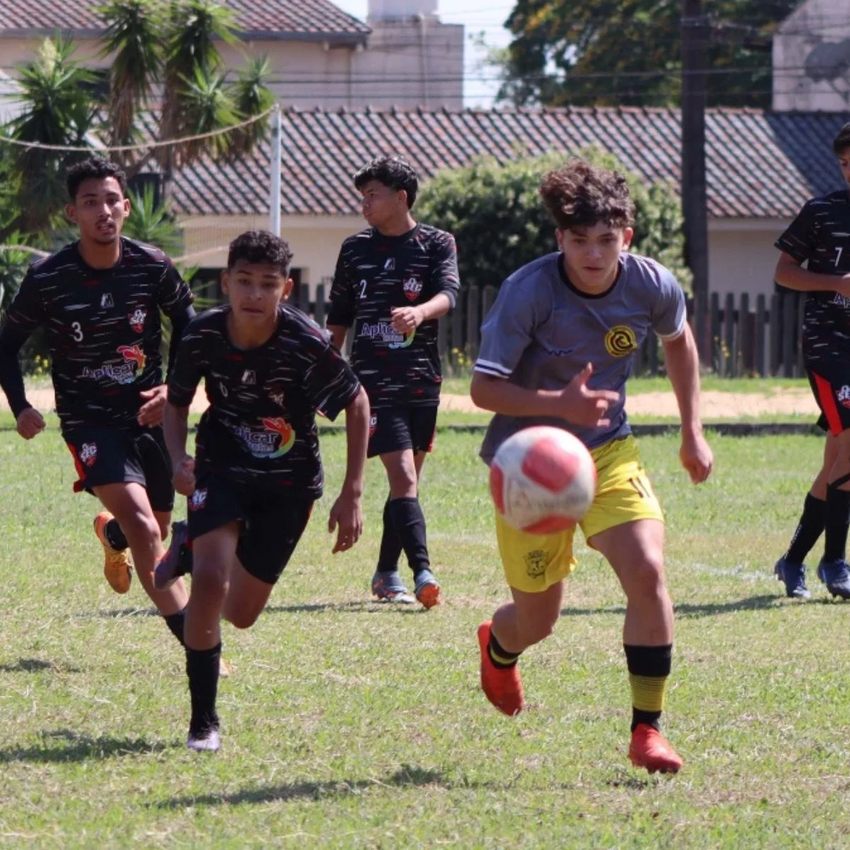 Atletas competindo no "Paraná Bom de Bola"