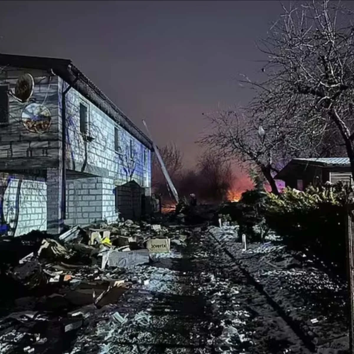 Avião de carga cai em área residencial, explode e mata morador