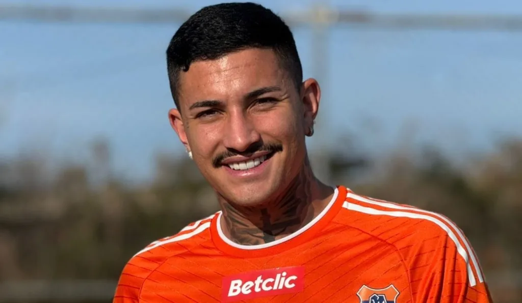 thiago dombroski, ex-coritiba, com a camisa do novo time