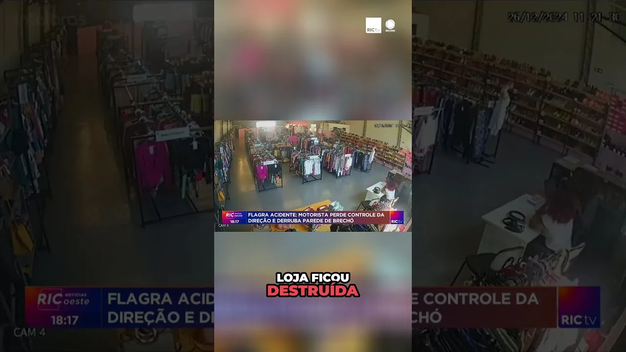 Acidente flagrado: motorista perde o controle da direção e derruba parede de brechó