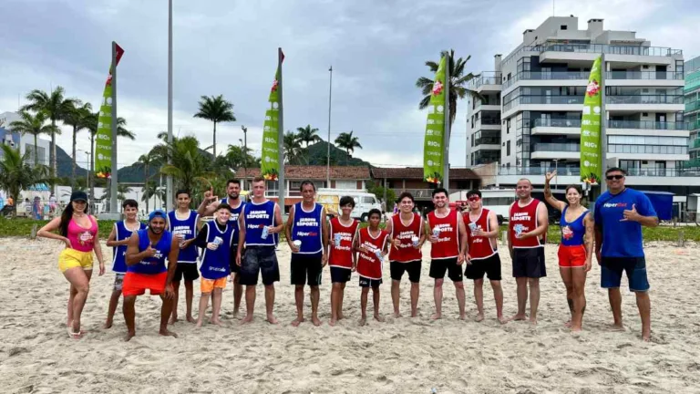 Veranistas se divertem em campeonato de beach soccer na Arena Mundo Ric